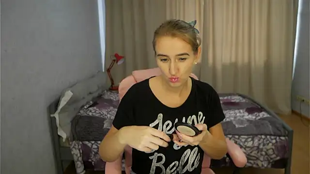 Sophiloren online show from November 3, 2025, 11:58 am