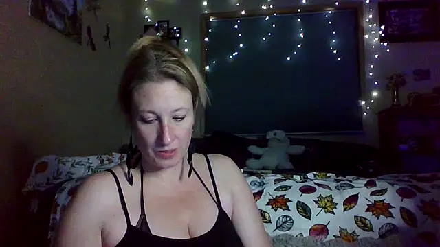 Snapshot of lilyhornyhousewife chatting on September 28, 2025, 10:44 am lilyhornyhousewife online show from September 28, 2025, 10:44 am