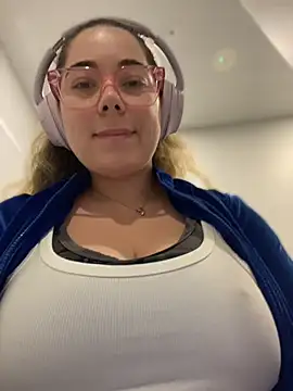 brooklynivy online show from April 27, 2026, 11:52 am