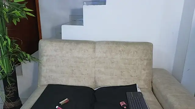 Snapshot of Lorenne_Miller chatting on November 11, 2025, 2:39 am Lorenne Miller online show from November 11, 2025, 2:39 am