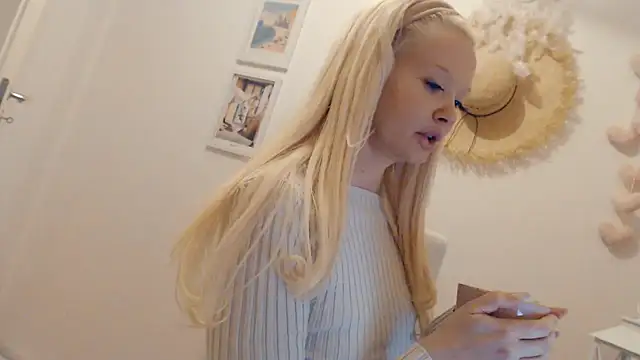 Snapshot of Blondecandie chatting on January 27, 2025, 6:20 pm Blondecandie online show from January 27, 2025, 6:20 pm