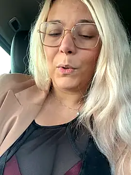 EmyLana online show from November 5, 2025, 6:27 am