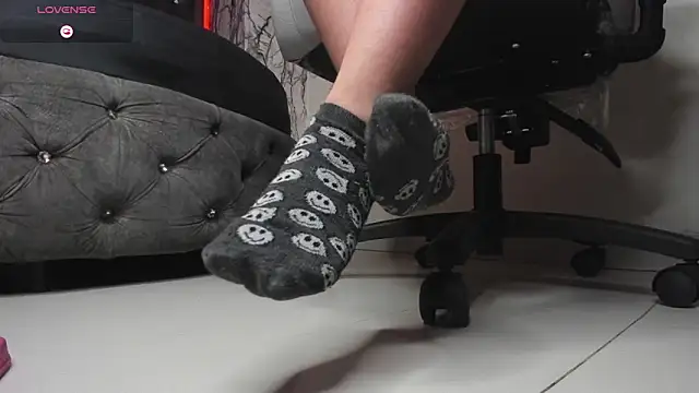 larissa01  online show from March 9, 2025, 6:06 am