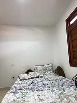 Im Amelia online show from November 5, 2025, 1:25 pm