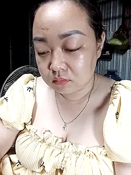 Snapshot of VyOanh2K chatting on October 18, 2025, 12:51 pm VyOanh2K online show from October 18, 2025, 12:51 pm