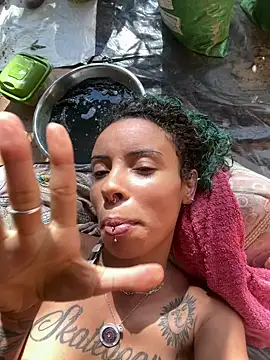 sammoura01 online show from May 5, 2026, 5:38 pm