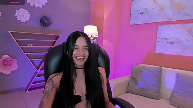 Snapshot of HannahJamesX chatting on February 18, 2025, 12:59 am HannahJamesX online show from February 18, 2025, 12:59 am