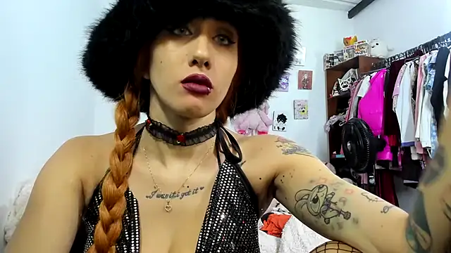 LunaDeCristall online show from June 21, 2026, 3:34 am