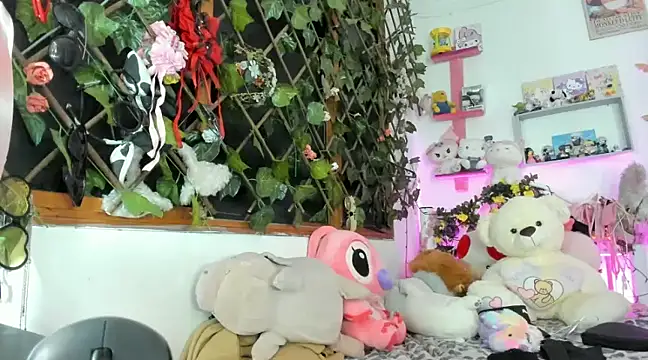 Snapshot of LunaDeCristall chatting on February 11, 2025, 4:44 am LunaDeCristall online show from February 11, 2025, 4:44 am