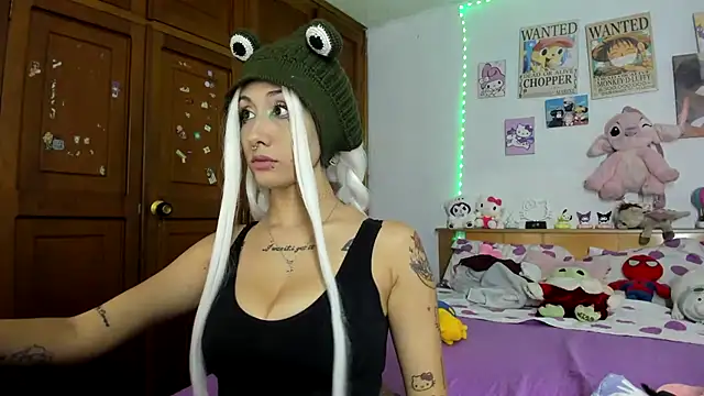 LunaDeCristall online show from October 12, 2025, 5:09 am