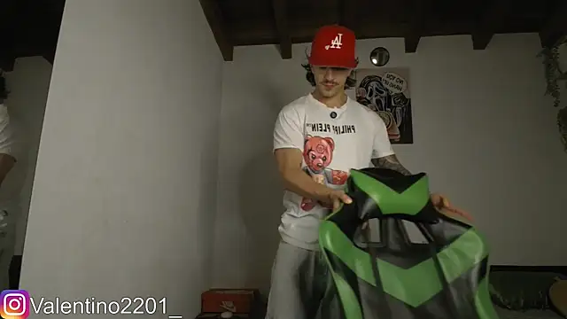 Snapshot of Valentino_Xander chatting on April 9, 2026, 1:18 am Valentino Xander online show from April 9, 2026, 1:18 am