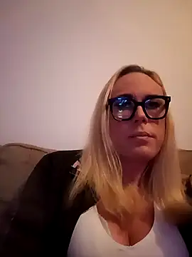 Snapshot of Connie_Pepper chatting on March 10, 2025, 2:06 am Connie Pepper online show from March 10, 2025, 2:06 am