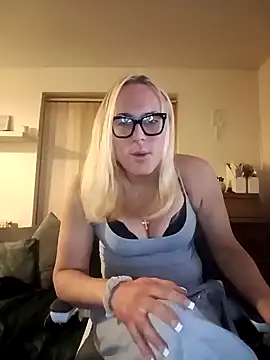 Snapshot of Connie_Pepper chatting on February 23, 2025, 8:44 pm Connie Pepper online show from February 23, 2025, 8:44 pm
