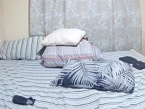 Snapshot of slender_sweet chatting on April 14, 2026, 12:43 pm slender sweet online show from April 14, 2026, 12:43 pm