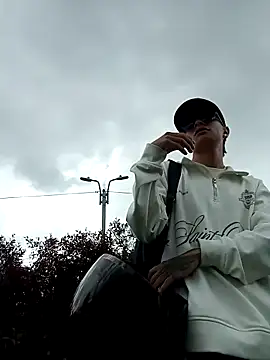 Snapshot of Cuervo_maniaco chatting on December 4, 2024, 4:43 pm Cuervo maniaco online show from December 4, 2024, 4:43 pm