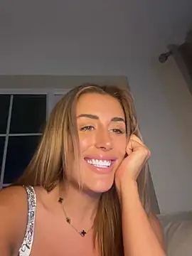 Snapshot of UKSYDNEYFOX chatting on February 16, 2025, 1:36 am UKSYDNEYFOX online show from February 16, 2025, 1:36 am
