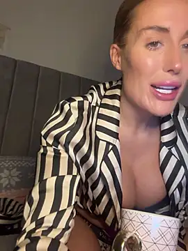 Snapshot of UKSYDNEYFOX chatting on February 19, 2025, 9:58 pm UKSYDNEYFOX online show from February 19, 2025, 9:58 pm