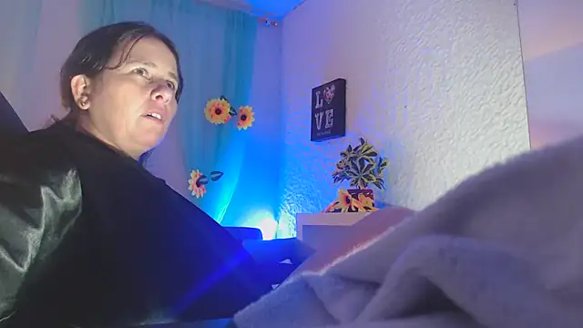 Snapshot of victoria_jones chatting on March 4, 2025, 7:43 pm victoria jones online show from March 4, 2025, 7:43 pm
