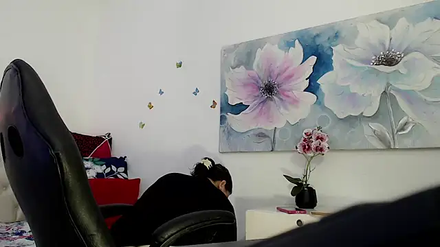 Snapshot of victoria_jones chatting on April 14, 2026, 1:38 pm victoria jones online show from April 14, 2026, 1:38 pm