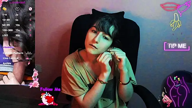 Snapshot of AddictCouple chatting on January 26, 2025, 11:18 pm AddictCouple online show from January 26, 2025, 11:18 pm