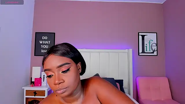 Britanymooree online show from November 5, 2025, 7:28 pm