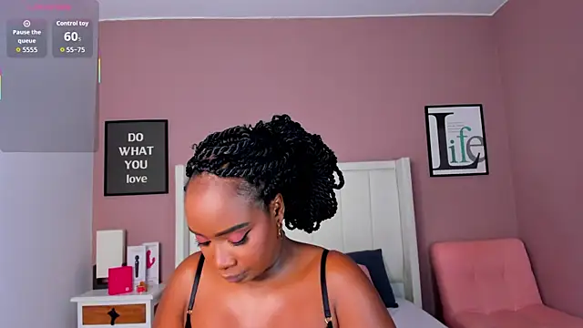 Britanymooree online show from November 25, 2025, 7:58 pm