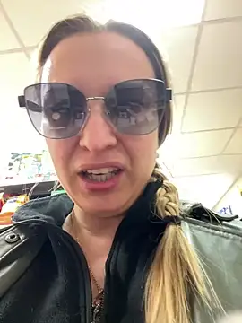 Snapshot of OlgaBuzzz chatting on March 20, 2025, 7:47 am OlgaBuzzz online show from March 20, 2025, 7:47 am