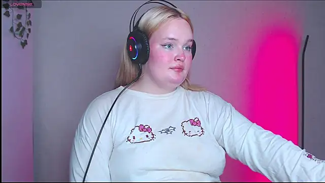 rozzhaos8 online show from October 24, 2025, 3:33 pm