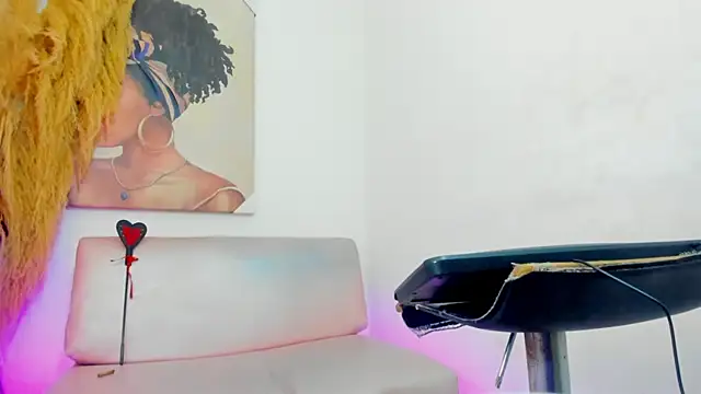 mia foxts online show from December 19, 2025, 1:42 am