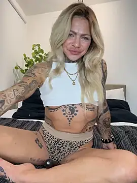 Divina X  online show from December 1, 2025, 5:58 pm