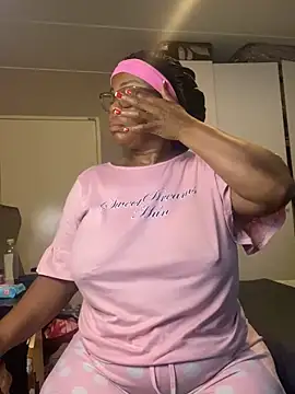 Snapshot of Nomthie chatting on December 4, 2025, 4:11 am Nomthie online show from December 4, 2025, 4:11 am