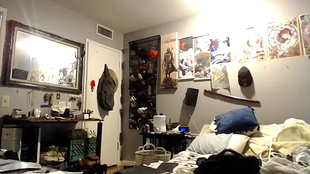 Snapshot of eavestease1 chatting on April 9, 2026, 12:01 am eavestease1 online show from April 9, 2026, 12:01 am