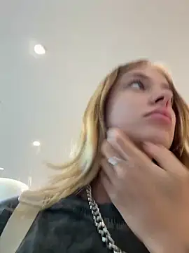 Snapshot of enjoy_my_beauty chatting on December 14, 2024, 5:07 am enjoy my beauty online show from December 14, 2024, 5:07 am