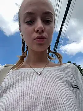 Snapshot of enjoy_my_beauty chatting on December 22, 2024, 5:11 am enjoy my beauty online show from December 22, 2024, 5:11 am