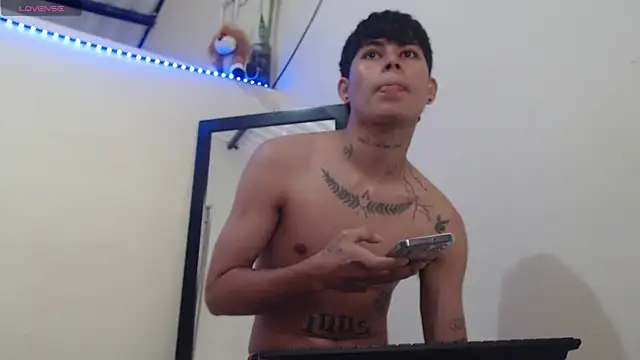 Snapshot of Lukas_strong chatting on November 19, 2025, 1:11 pm Lukas strong online show from November 19, 2025, 1:11 pm