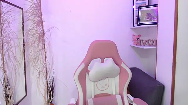 Snapshot of EmmaMyerss_ chatting on September 30, 2025, 11:33 pm EmmaMyerss online show from September 30, 2025, 11:33 pm