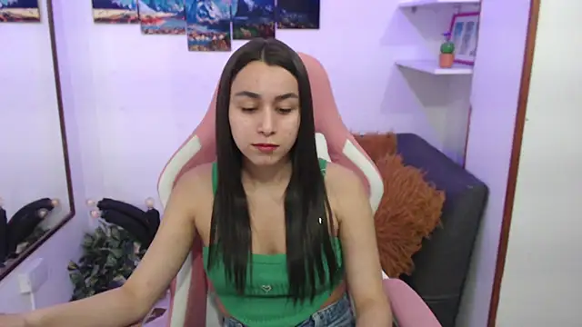 Snapshot of EmmaMyerss_ chatting on February 5, 2025, 10:44 pm EmmaMyerss online show from February 5, 2025, 10:44 pm
