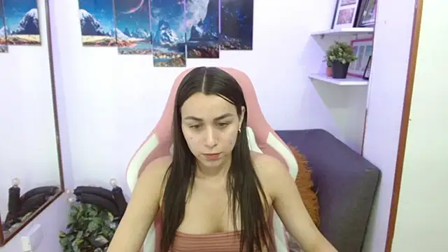 Snapshot of EmmaMyerss_ chatting on February 26, 2025, 1:03 am EmmaMyerss online show from February 26, 2025, 1:03 am