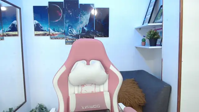 Snapshot of EmmaMyerss_ chatting on March 13, 2025, 11:05 pm EmmaMyerss online show from March 13, 2025, 11:05 pm