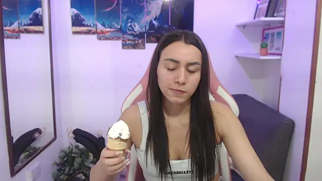 Snapshot of EmmaMyerss_ chatting on January 31, 2025, 10:31 pm EmmaMyerss online show from January 31, 2025, 10:31 pm