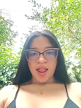 -VICKKY online show from March 17, 2025, 1:50 pm