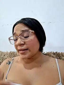 Snapshot of -VICKKY chatting on May 13, 2026, 1:40 pm -VICKKY online show from May 13, 2026, 1:40 pm