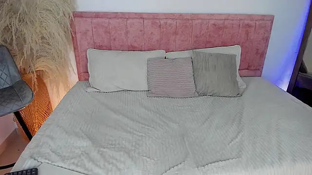 Sofiawilson  online show from November 12, 2025, 2:32 pm