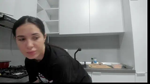 Emmapmg online show from December 18, 2025, 4:44 pm