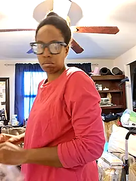 Snapshot of madamsensuale chatting on October 27, 2025, 12:06 pm madamsensuale online show from October 27, 2025, 12:06 pm