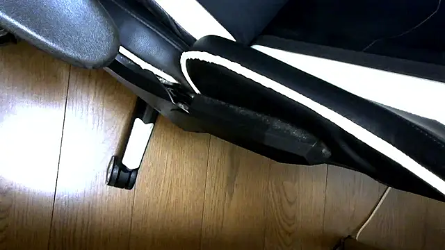 AKI09aki online show from November 16, 2025, 2:44 pm