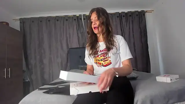 Snapshot of milf_darling chatting on November 24, 2025, 9:48 pm milf darling online show from November 24, 2025, 9:48 pm