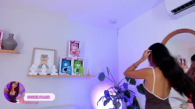 Snapshot of emily_bank chatting on October 7, 2025, 7:37 pm emily bank online show from October 7, 2025, 7:37 pm