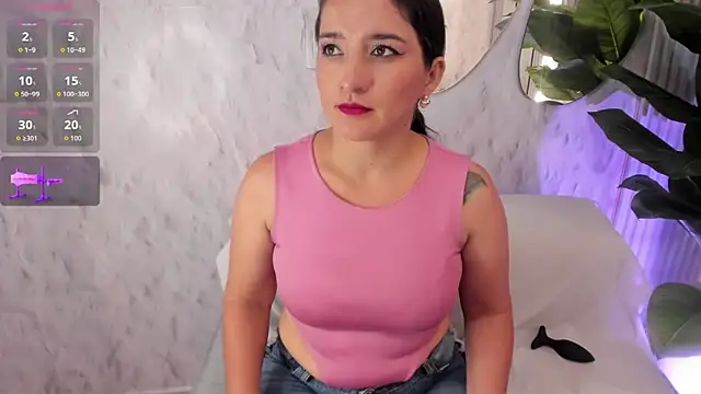 Snapshot of Emelyross_ chatting on October 17, 2025, 12:14 am Emelyross online show from October 17, 2025, 12:14 am