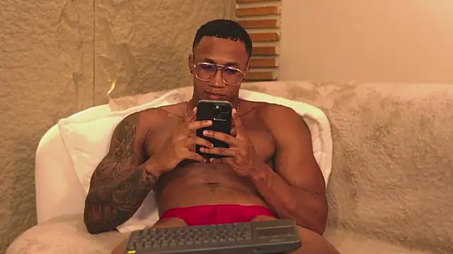 Snapshot of Logan_Varela chatting on March 19, 2025, 2:05 am Logan Varela online show from March 19, 2025, 2:05 am